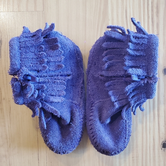 Minnetonka Girls Fringe Moccasin Boots - Picture 2 of 9